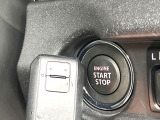 【キーレススタートシステム】カバンやポケットに入れたままでもドアの施錠・解錠が可能なスマートキーを装備。エンジンのオン・オフ時もカギを取り出す必要が無いからとっても便利です♪