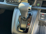 ステアリングから手を離せばすぐそこにある、使い勝手のいいシフトノブです。