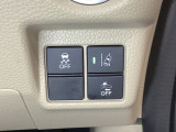 Hondaセンシング用の、VSA(ABS+TCS+横滑り抑制)解除と路外逸脱抑制機能のオンオフスイッチなどはハンドルの右側に装備しています。