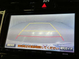 後方の見える安心をお届けするバックガイドモニター付:バックするときのアシストラインもあって楽々バック!車庫入れや縦列駐車をサポートし、苦手な駐車も安心です!今やもう手放せない装備ですネ♪