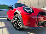 MINIのオートライトは積極的にライトをつけることにより、自車の存在を周囲に向けアピールいたします。それは安全性への配慮でもあります。