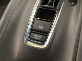 セレクトレバーの下に電子制御パーキングブレーキがあります。スイッチひとつで、停車した地点の傾斜などをシステムが検知・判断してブレーキ力を自動的に最適制御し、しっかり停車できるパーキングシステムです。
