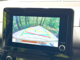 【バックカメラ】駐車時に後方がリアルタイム映像で確認できます。大型商業施設や立体駐車場での駐車時や、夜間のバック時に大活躍!運転スキルに関わらず、今や必須となった装備のひとつです!