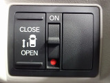 運転席からもスライドドアをボタン操作でスピーディーに開閉できます!またスマートキーでも操作できるので便利です。
