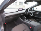 花粉除去フィルター付のフルオートエアコン装備。運転席と助手席で独立して設定温度を調整でき、快適な室内環境を実現します。コントロールパネルは、機能性を高めるとともにすっきりとしたデザインを実現。