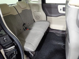 リアシートは足元も広々していて足を組めるほど余裕があります!又背もたれを左右別々に倒せるので長い物でも積めます。