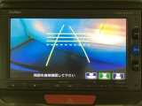 バックでの車庫入れも安心です! リアカメラが付いているバックモニター付のナビを装備しております。操作線もついており距離感も画面から確認できます。