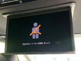 【14型有機ELフリップダウン】三列目からでも迫力のエンタメが観れる大画面フリップダウン。有機ELのモニターでは、一般的なフリップダウンよりも高コントラストでキレイな映像を楽しめます。