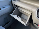 グローブボックスは奥行きたっぷり、大容量の収納スペース