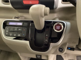 CVT車のセレクトレバーです。低速から高速まで、変速ショックのないスムーズな走りを実現するとともに、エンジン効率のよい領域を維持することで燃費にも貢献します。