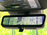 【デジタルインナーミラー】後席の大きな荷物や同乗者で後方が確認しづらい時でも安心!カメラが撮影した車両後方の映像をルームミラー内に表示。クリアな視界で状況の確認が可能です!