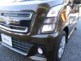 明るいLEDヘッドライト採用で夜の運転も安心です。フォグランプもついていて、霧の中でも明るい視界を確保します。