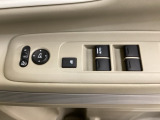 ハンドルの右側に電動格納付きパワーミラーの操作スイッチがついています。左右のサイドミラーの角度調節も微調整ができて便利です。パワーウインドウは運転席でドア4枚とも上下の操作ができるようになっています。