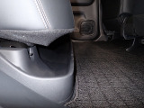 後席の足元には濡れた傘や汚れてしまった靴などを収納できるトレーがあります。