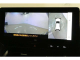 【パノラミックビューモニター】映像で、見づらい車両周辺の確認をアシスト。クルマを真上から見ているような映像を表示。 運転席から確認しにくい車両周囲の状況を把握。
