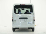 EVは車外に聞こえる音も、屋内や地下に乗り入れても気にならないくらい静かです。早朝や夜間でも、走行音と停車中の音を心配する必要はなく、運転する人の気持ちを軽くします。