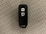 スマートキーを装備しています。鍵を差し込むことなくドアロックの開け閉めと、スタートボタン操作でのエンジンスタートができます。