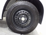 ホイールは車のデザインにマッチした専用タイプです。