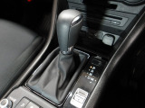 アクセルペダルを踏み込む量や速さに応じて変速パターンを最適制御し、人馬一体の運転感覚を発揮してくれる6速オートマ!