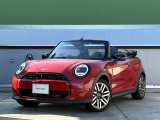 MINIのフロントグリルのデザインはイギリスで生まれた当初から、シルバーのサイドバーが折り重なった伝統的なデザインで御座います。その伝統はBMWのお車になってからでも少しずつ形を変えて守られております