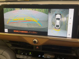 【パノラミックビューモニター】専用のカメラにより、上から見下ろしたような視点で360度クルマの周囲を確認することができます☆死角部分も確認しやすく、狭い場所での切り返しや駐車もスムーズに行えます。