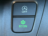 ECONのスイッチがついています。エコモードにすれば、運転の仕方によるロスを抑え込み、燃費良く走行できるように各部を制御します。