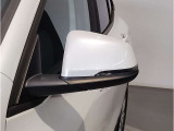 【BMWミラー】視認性の高いスタイリッシュなミラー。自動防眩機能も付いており夜間のドライビングをサポートします。