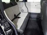 リアシートは足元も広々していて足を組めるほど余裕があります!又背もたれを左右別々に倒せるので長い物でも積めます。