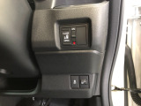 【片側電動スライドドア】リモコンや運転席のスイッチ操作のほか、ドアハンドルを少し引くだけでリアドアが自動開閉します♪