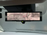 車両後方のカメラ映像をミラー面に映し出すので車内の状況や天候に左右されず後方視界を得られます。