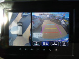 【全方位モニター】リバースに入れた際、車両全体を見渡している映像に切り替わります。また、見通しが悪い場所で便利な前方ワイド映像やすれ違いに便利な助手席側ワイド映像など切り替えが出来ますよ♪