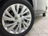 アルミホイール付!鉄ホイールと違って軽いので燃費にも影響してきます。ガソリンの高騰に少しは貢献します!足元がきまります。