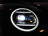 LEDオートヘッドライトを搭載しております。前方を非常に明るく照らす事ができ夜間走行時に重宝します。