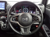ハンドル左側にはオーディオ操作が出来るオーディオリモートコントロールスイッチ、右側にはHonda SENSINGとオートクルーズコントロールのスイッチを装備!