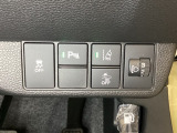 ハンドルの右側にはヘットライトリベライザーとHondaセンシング用のメインスイッチがついています。ヘッドライトリベライザーは道路状況や積荷の加重に応じてライトの高さを調節できます。