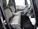 フロントシートはベンチシートです、運転席と助手席の移動が簡単です。真ん中にはアームレストも装備されています! また運転席シートの高さも調整できます。