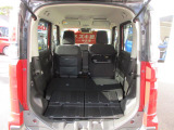 リヤシートも全車消毒済み。シートを倒すとゆったりとした室内空間に★レジャーにショッピングに大活躍!