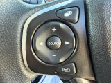 ステアリングの左側にはオーディオコントロールスイッチが装備されています。音量・チャンネル・ソースを操作することができます。手を離すことなく操作できるので、とても安全です。