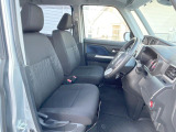 運転席まわりには十分なスペースがあり、大柄な方でもゆったり運転していただける環境です。