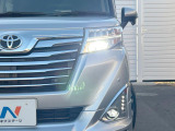 【LEDヘッドライト】悪天候や夜間走行時も良好な視界を確保し安心して運転できる高輝度LEDヘッドライトを装備!点灯速度が早く、消費電力も抑えられています。