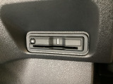 ハンドルの左下にETCがついています。高速道路の料金所の通過も楽々です。 カードの取り出しもしやすい場所についています。