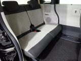 リアシートは足元も広々していて足を組めるほど余裕があります!又背もたれを左右別々に倒せるので長い物でも積めます。