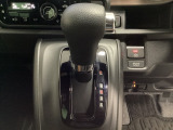 CVT車のセレクトレバーです。低速から高速まで、変速ショックのないスムーズな走りと、エンジン効率のよい領域を維持して燃費にも貢献します。サイドブレーキはスイッチ操作の電子制御パーキングブレーキです。