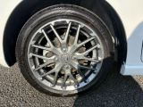 ☆純正アルミホイール☆車にぴったりなデザインなので足元をスタイリッシュに見せることができます☆