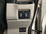 【両側パワースライドドア】です。リモコンや運転席のスイッチ操作で楽々自動開閉。