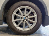 【BMWアロイホイル】軽量かつ強度に拘ったアロイホイル。走行性能ポテンシャルを引き出す設計。車の足元を引き締めてくれる大きなポイントはアロイホイルです。