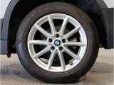 【BMWアロイホイル】軽量かつ強度に拘ったアロイホイル。走行性能ポテンシャルを引き出す設計。車の足元を引き締めてくれる大きなポイントはアロイホイルです。
