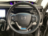 ハンドルにHondaセンシング系のクルーズコントロールやレーンキープアシストなどのスイッチと、オーディオの操作スイッチが装備されています。ハンドルから手を離さず安全に操作できます。