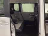 狭い駐車場でも、スライドドアならチャイルドシートへのお子さまの乗降や荷物の積載もスムーズ。