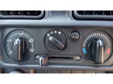 シンプルな配置で使いやすい位置にスイッチがあるマニュアルエアコン搭載車です。